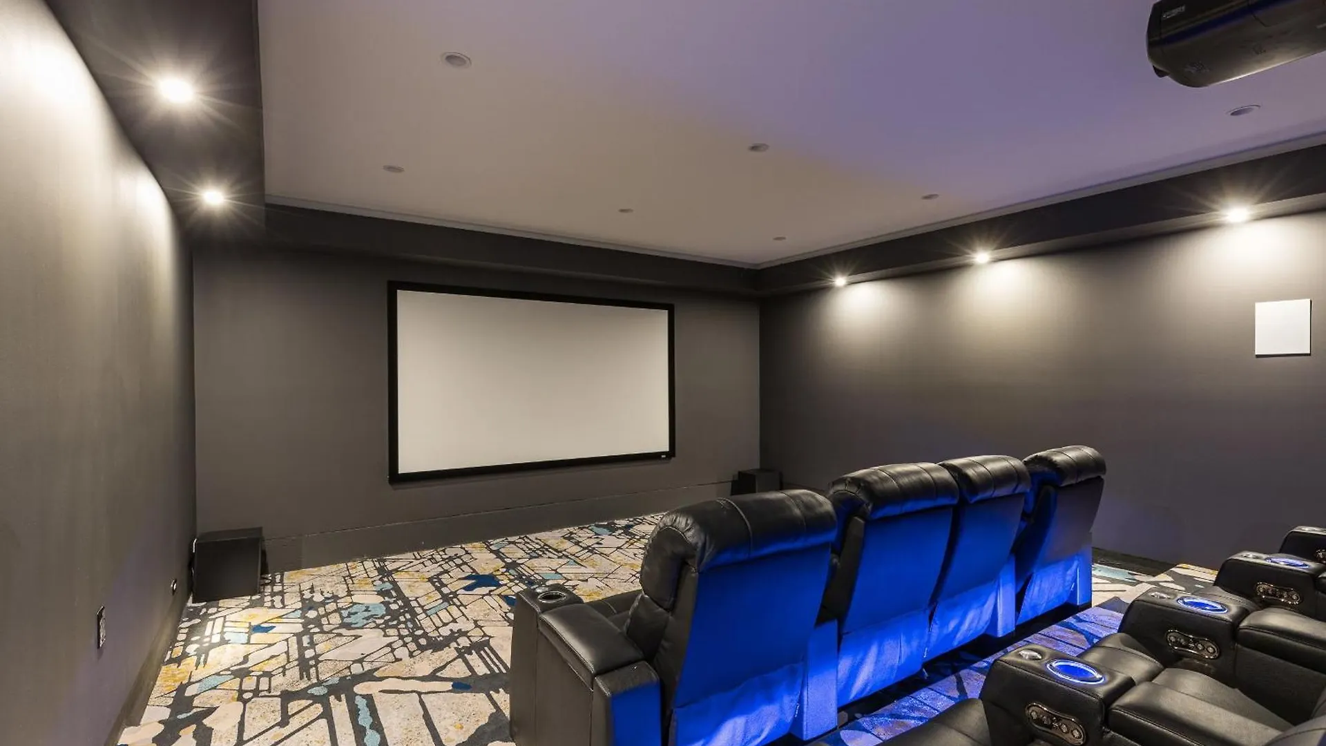 פיניקס Luxury Micro-Resort, Theater, Sauna, Heated Pool בית נופש
